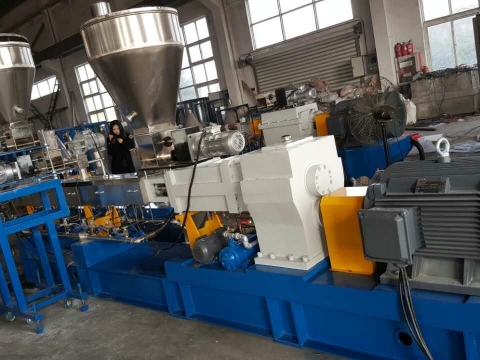 Dây chuyền máy sử dụng cho ngành nhựa